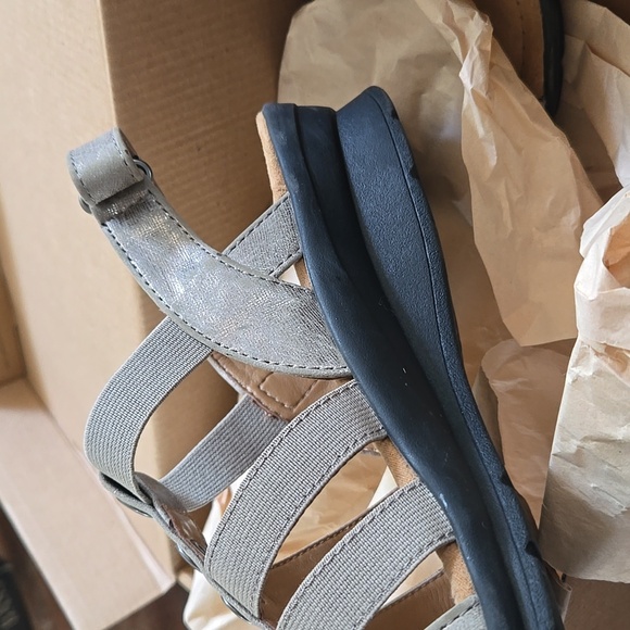 Comfortiva Kalista Anthracite strappy Sandal SZ.8.5 Gold Metallic Leather EUC - Picture 9 of 10